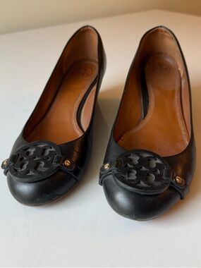 Tory Burch Black Leather Logo-Accent Wedges